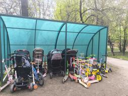 Крытая парковка для детских колясок, детских велосипедов и самокатов.